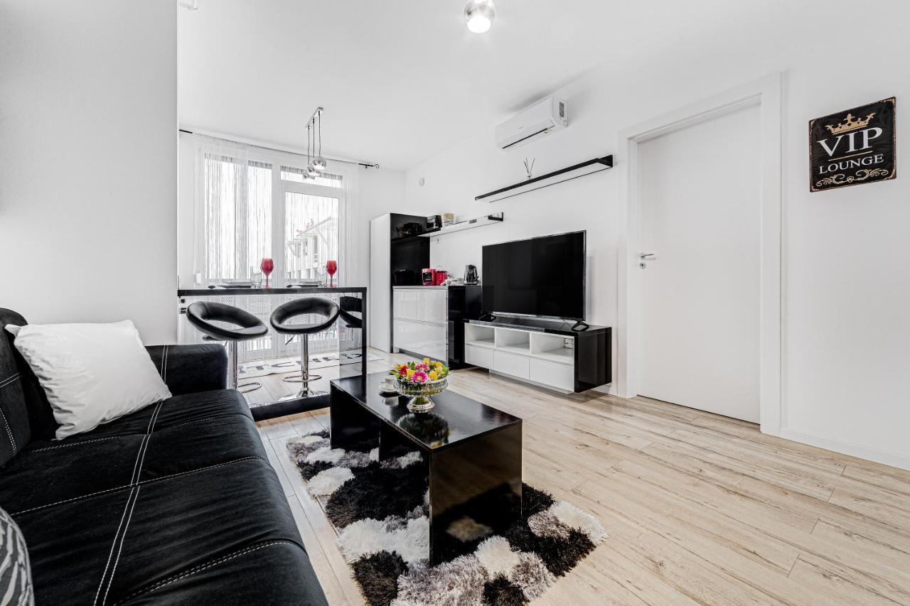 Apartamento Ari Cinema Apartament With 2M Videoproiector Arad Exterior foto