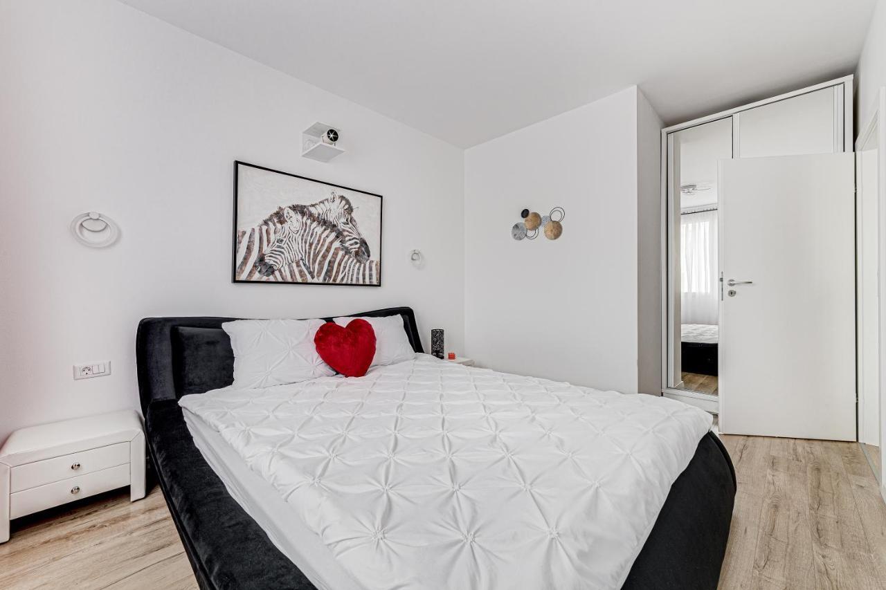 Apartamento Ari Cinema Apartament With 2M Videoproiector Arad Exterior foto